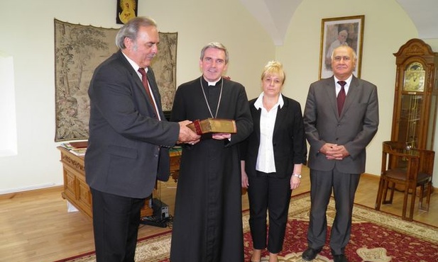 Starosta przekazuje Biblię biskupowi