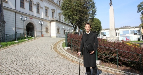 Miłośników tradycji na spacer po Cieszynie zaprasza burmistrz ks. Józef Londzin – w tej roli Wojciech Grajewski