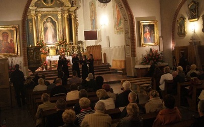 Muzyka sakralna  rozbrzmiewała między innymi we wnętrzu kościoła poaugustiańskiego