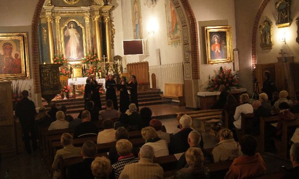 Muzyka sakralna  rozbrzmiewała między innymi we wnętrzu kościoła poaugustiańskiego