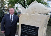 Wykonany z piaskowca pomnik stanął na placu przed miejscowym gimnazjum