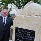 Wykonany z piaskowca pomnik stanął na placu przed miejscowym gimnazjum