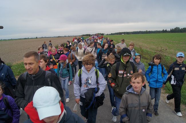 Pielgrzymka dzieci do Rostkowa