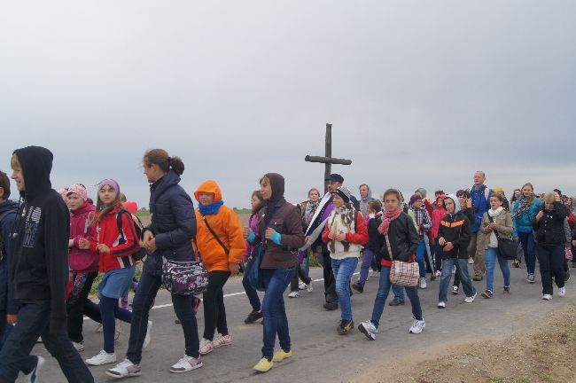 Pielgrzymka dzieci do Rostkowa