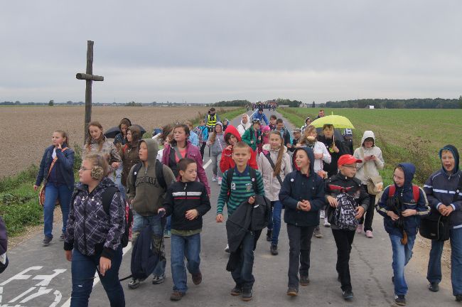 Pielgrzymka dzieci do Rostkowa