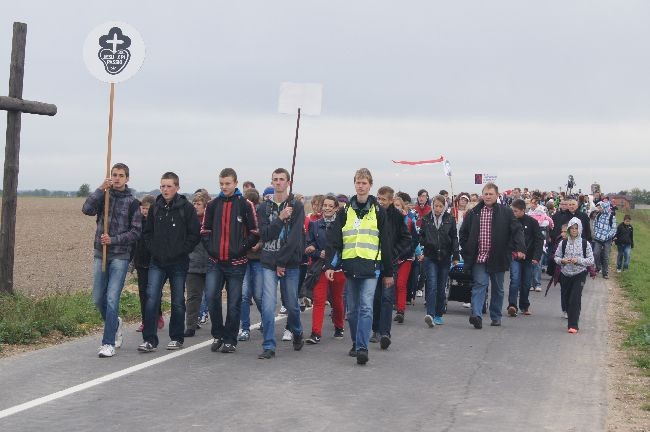 Pielgrzymka dzieci do Rostkowa