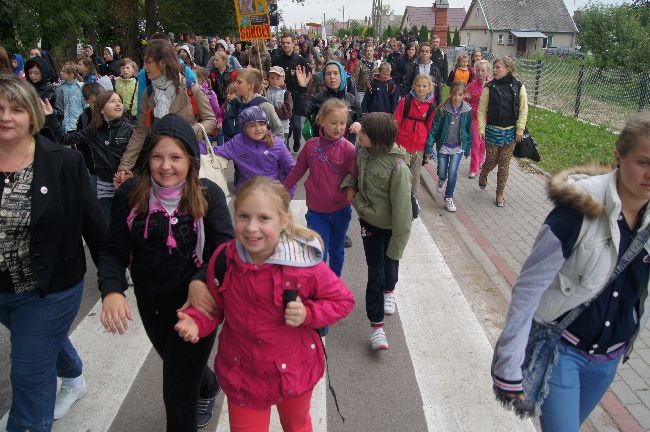 Pielgrzymka dzieci do Rostkowa
