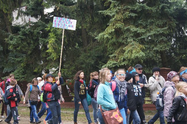 Pielgrzymka dzieci do Rostkowa