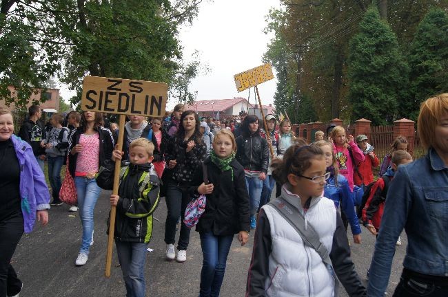 Pielgrzymka dzieci do Rostkowa