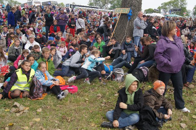 Pielgrzymka dzieci do Rostkowa