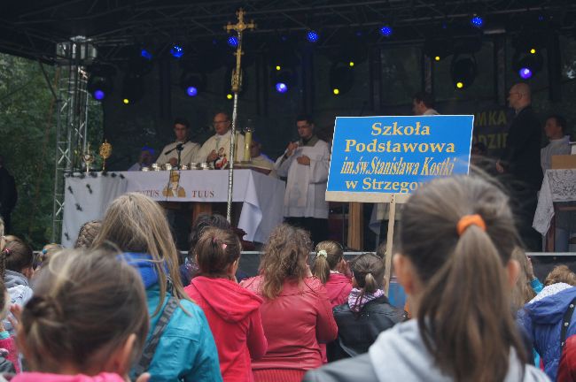 Pielgrzymka dzieci do Rostkowa