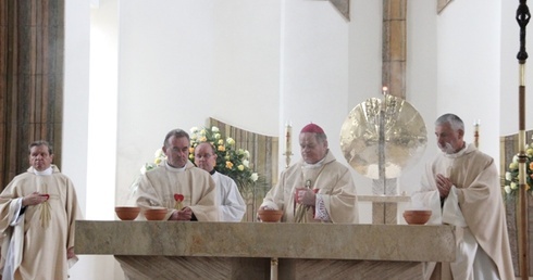 Namaszczenie świętymi olejami ołtarza głównego