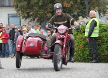 Rajdowy konkurs elegancji na pl. Piłsudskiego w Kutnie