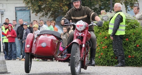 Rajdowy konkurs elegancji na pl. Piłsudskiego w Kutnie