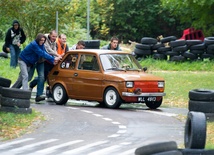 Ponad siedemdziesiąt fiatów 126p z całego kraju zjechało do Łodzi na zlot "maluchów".