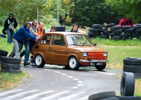 Ponad siedemdziesiąt fiatów 126p z całego kraju zjechało do Łodzi na zlot "maluchów".