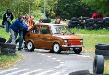 Ponad siedemdziesiąt fiatów 126p z całego kraju zjechało do Łodzi na zlot "maluchów".