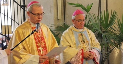 Abp Celestino Migliore i bp Piotr Libera w kaplicy obrazu Matki Bożej Przasnyskiej