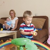 Magdalena Głowala z dwuletnim Antosiem i trzymiesięcznym Adasiem