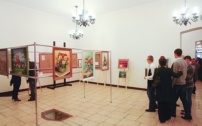 W klasztornych pomieszczeniach wystawiono obrazy  wykonane bez użycia rąk