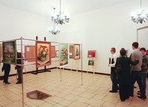 W klasztornych pomieszczeniach wystawiono obrazy  wykonane bez użycia rąk