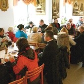 Nauczycielskie nauki w drodze zakończyły się spotkaniem przy kawie i ciastkach. Jej organizatorzy wyrażają nadzieję, że pątnicy będą się spotykać na szlaku co rok