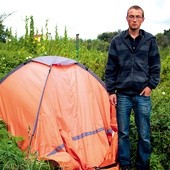  Patryk twierdzi, że zamieszkał w namiocie, bo nikt nie chce mu pomóc