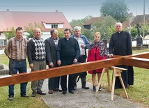 Wspólnymi siłami przygotowano krzyż misyjny