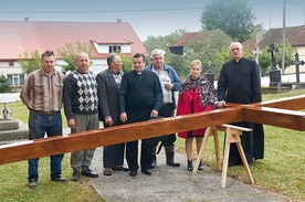 Wspólnymi siłami przygotowano krzyż misyjny