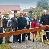 Wspólnymi siłami przygotowano krzyż misyjny