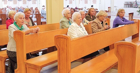 W parafii Matki Bożej Fatimskiej w Gdańsku wytrwale modli się 15 róż różańcowych