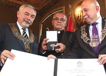 – Medal powieszę w kaplicy Matki Bożej Fatimskiej – powiedział ks. Edward Baniak (w środku). Po lewej prezydent Krakowa Jacek Majchrowski, po prawej Bogusław Kośmider