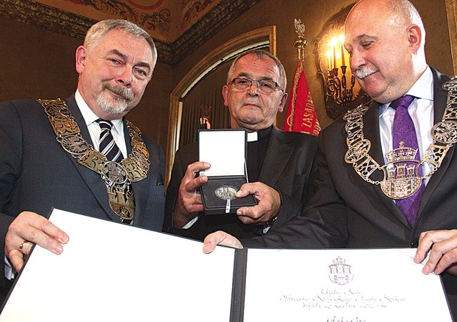 – Medal powieszę w kaplicy Matki Bożej Fatimskiej – powiedział ks. Edward Baniak (w środku). Po lewej prezydent Krakowa Jacek Majchrowski, po prawej Bogusław Kośmider