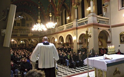 Spotkania akademickie w kościele Matki Bożej z Lourdes „Na Miasteczku” przyciągają wielu studentów