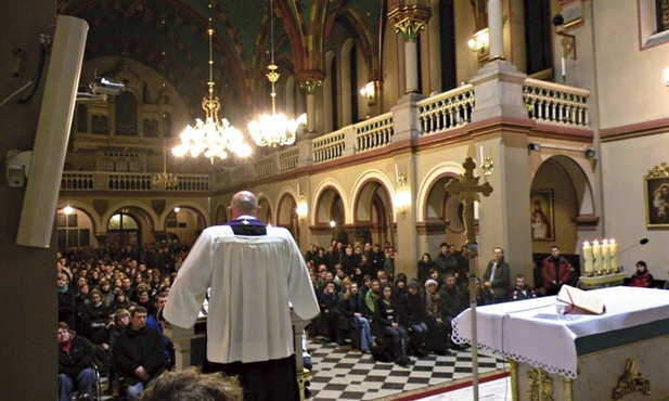 Spotkania akademickie w kościele Matki Bożej z Lourdes „Na Miasteczku” przyciągają wielu studentów