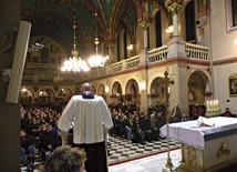 Spotkania akademickie w kościele Matki Bożej z Lourdes „Na Miasteczku” przyciągają wielu studentów