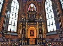 Piękno głównego ołtarza widać dopiero po renowacji