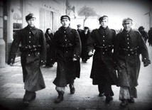 Tadek (z lewej) z kolegami na ulicy Lublina w 1939 r.