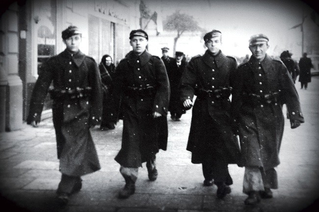 Tadek (z lewej) z kolegami na ulicy Lublina w 1939 r.