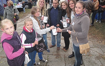  Ola, Patrycja, Kamila i Justyna to wolontariuszki działające przy parafii. Tym razem sprzedawały cegiełki na budowę swojej świątyni. W środku wikariusz ks. Mariusz Morawski 