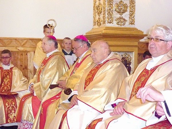  Obok abp. Zygmunta Zimowskiego (trzeci z lewej) Eucharystię współkoncelebrowali: (od lewej) ks. Marek Fituch, bp Henryk Tomasik, ks. inf. Czesław Wala, ks. inf. Stanisław Pindera 