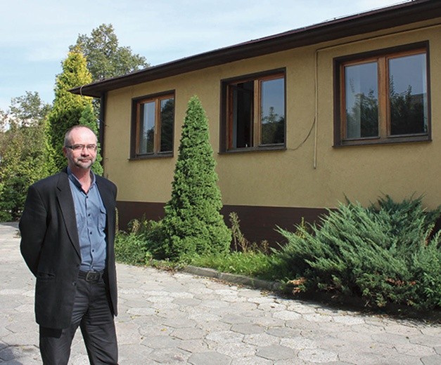  Stanisław Grzegorski przed budynkiem przyszłego ośrodka