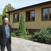  Stanisław Grzegorski przed budynkiem przyszłego ośrodka