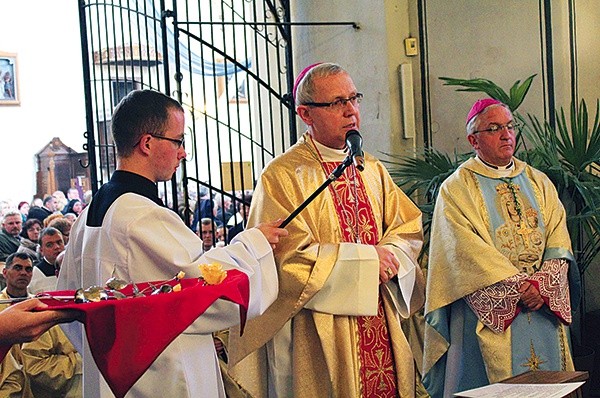 Bp Piotr Libera w obecności nuncjusza apostolskiego złożył jako wotum bursztynową różę dla przasnyskiego sanktuarium 