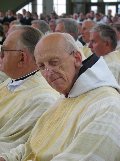 Postanowienia Synodu wskazują na współpracę, jaką powinna istnieć między duchownymi.