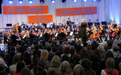 Orkiestra symfoniczna uczniów warszawskiej szkoły muzycznej oczarowała sluchaczy. Dyrygował Maciej Niesiołowski
