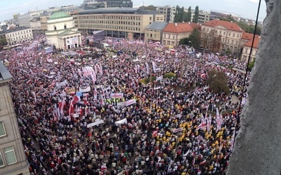 Zbierają się uczestnicy marszu "Obudź się Polsko"