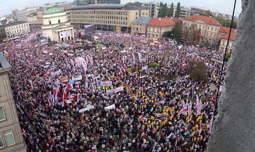 Zbierają się uczestnicy marszu "Obudź się Polsko"