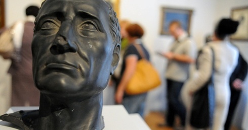 Zwiedzającym wystawę w radomskim muzeum Malczewskiego bacznie przygląda się Cezar