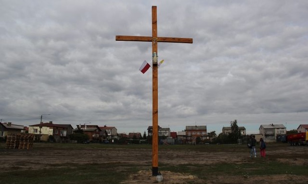 Krzyż jeszcze na placu w dzielnicy Górki